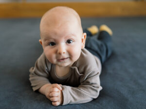 Parent comforting a newborn after a fracture diagnosis in Brandon, with POBAR providing calm support for newborn fractures.