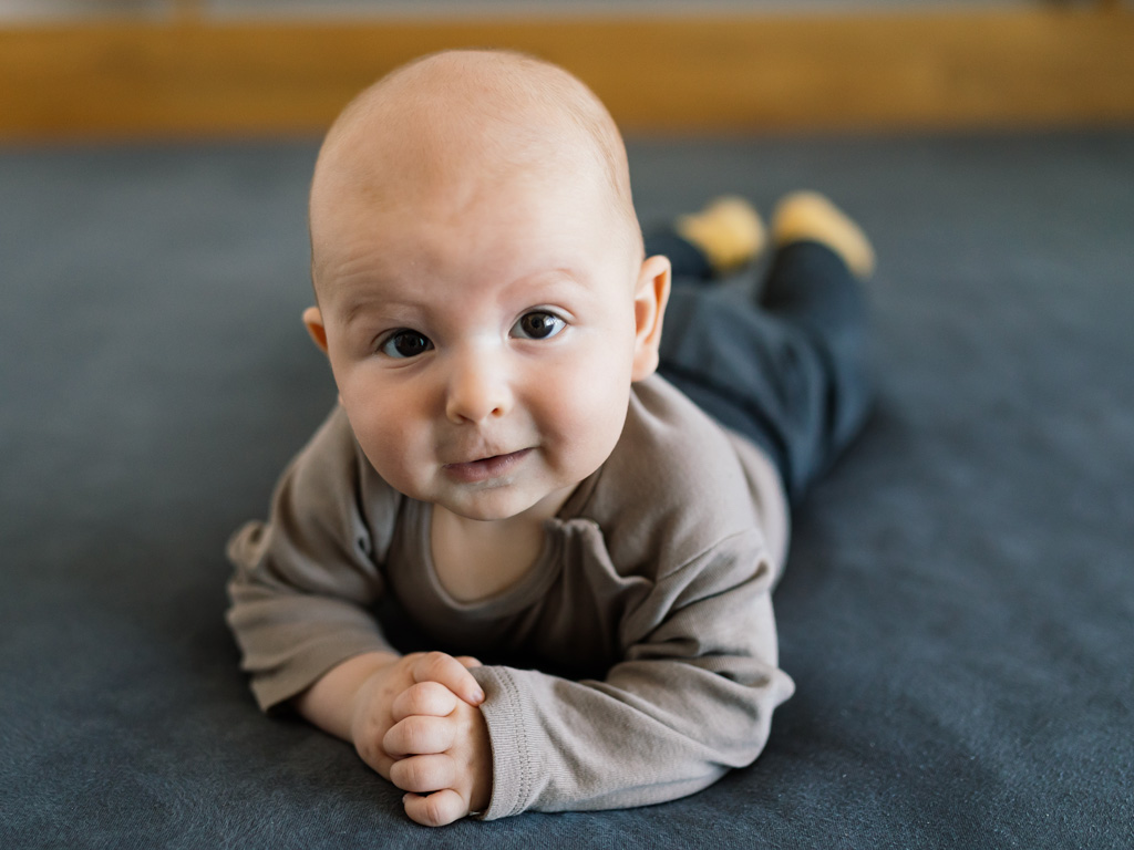Parent comforting a newborn after a fracture diagnosis in Brandon, with POBAR providing calm support for newborn fractures.
