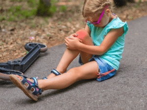 POBAR pediatric specialist gently examining a child’s leg to distinguish growing pains from injury pain in Brandon.