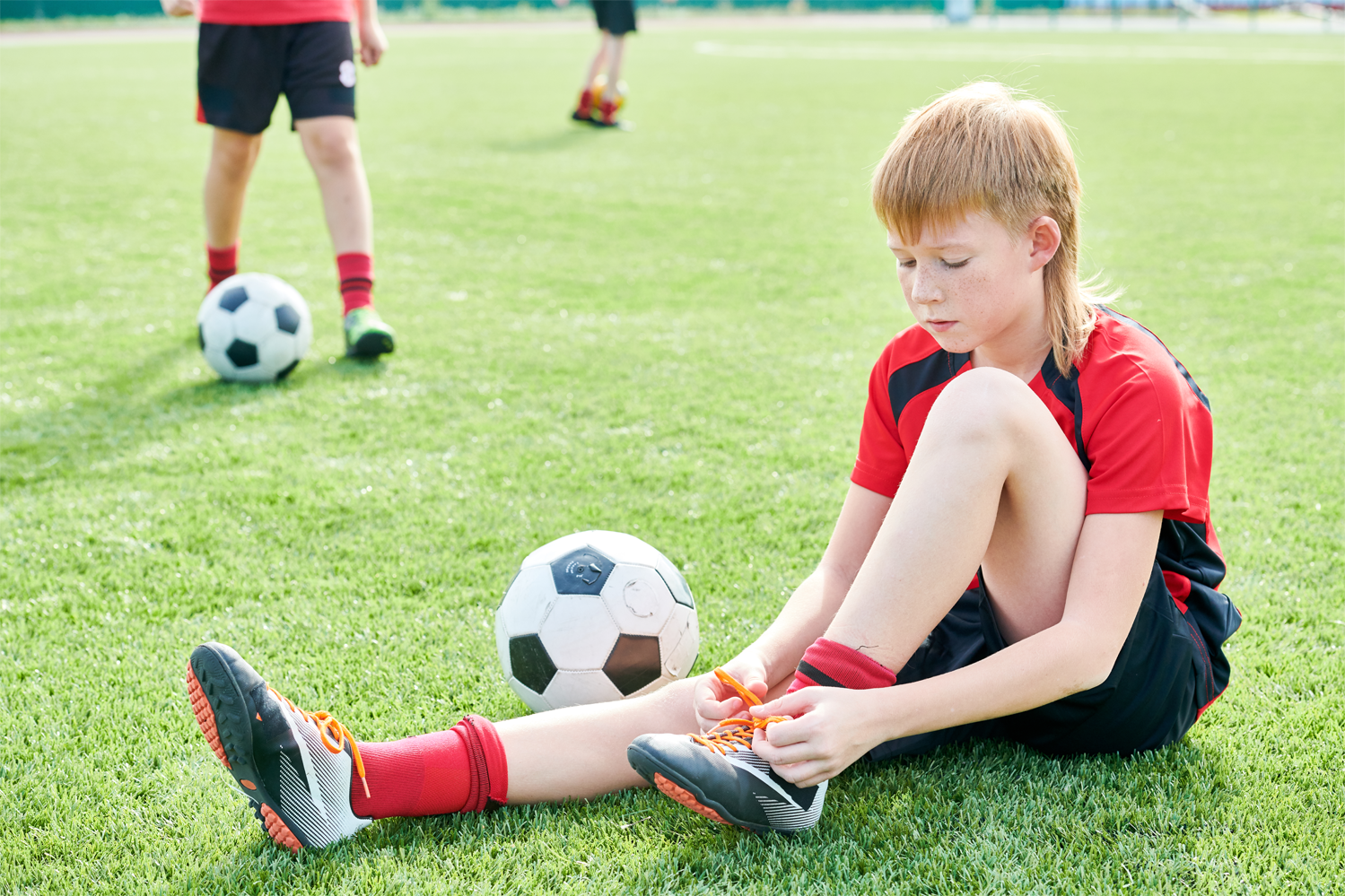 POBAR pediatric specialist in Brandon guiding a young athlete and parent through the steps for safely returning to sports after a fracture.